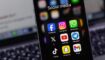 Smartphone met sociale media apps: Facebook, Instagram, WhatsApp, X, YouTube, Telegram, TikTok, Snapchat, Gmail