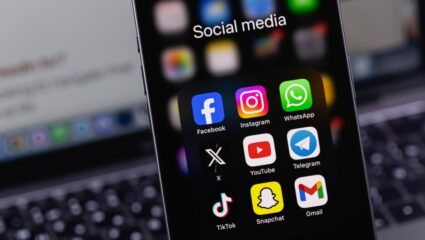 Smartphone met sociale media apps: Facebook, Instagram, WhatsApp, X, YouTube, Telegram, TikTok, Snapchat, Gmail