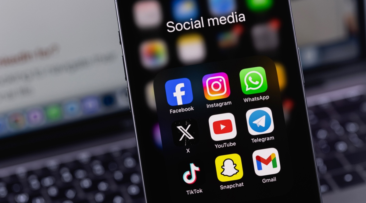 Smartphone met sociale media apps: Facebook, Instagram, WhatsApp, X, YouTube, Telegram, TikTok, Snapchat, Gmail