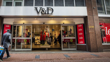 Ingang van een Vroom & Dreesman