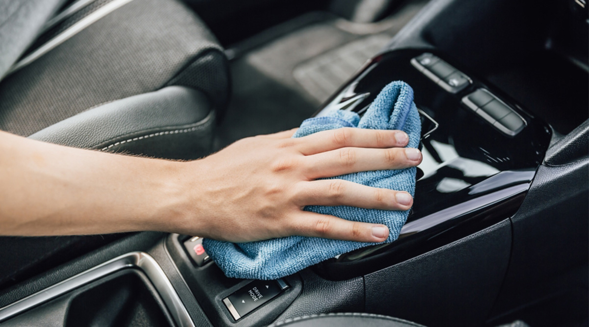 Interieur van auto wordt schoongemaakt.