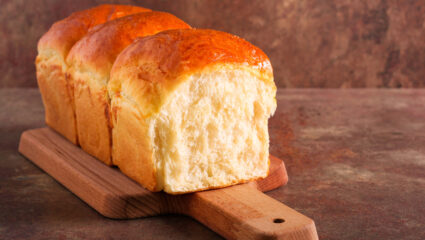 Brioche op een plank.