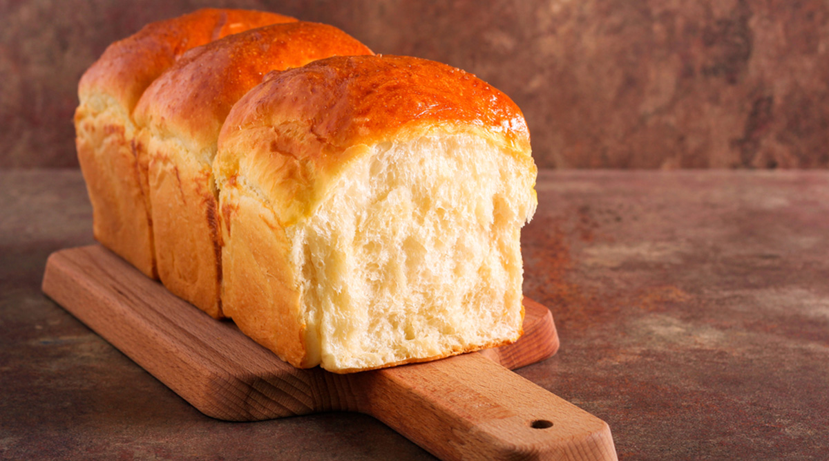 Brioche op een plank.