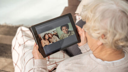 Wat wel en niet digitaal nalaten? Een vrouw bekijkt foto's op haar tablet