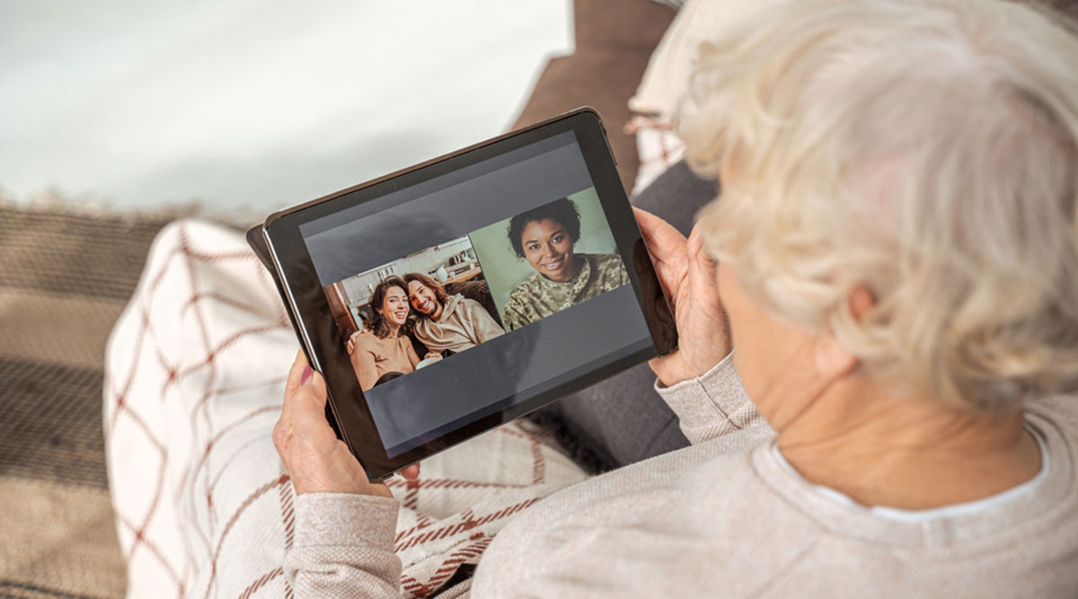 Wat wel en niet digitaal nalaten? Een vrouw bekijkt foto's op haar tablet