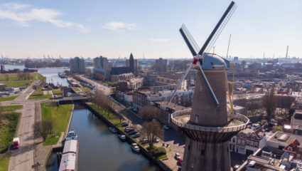 Een hoge molen in Schiedam.