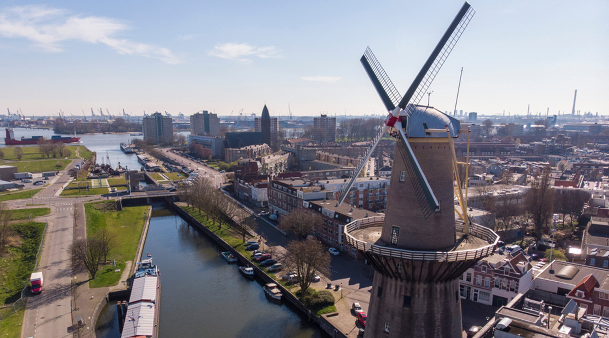 Een hoge molen in Schiedam.
