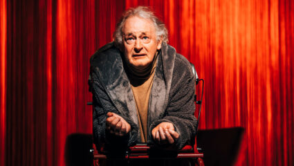 Een beeld uit de voorstelling Mist met Laus Steenbeeke.