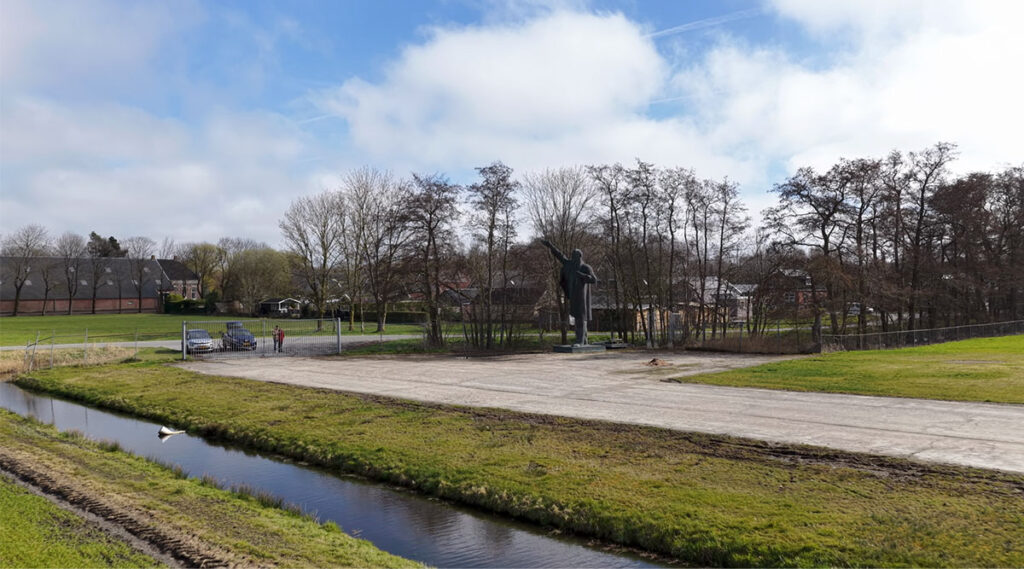 De plek waar het beeld van Lenin nu staat.