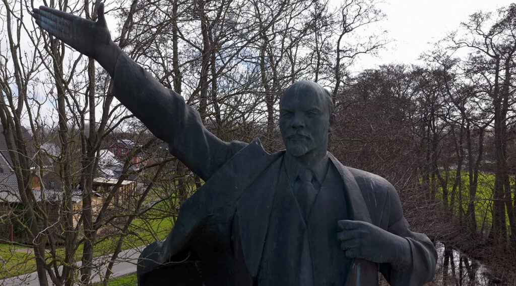 Een 9 meter hoog beeld van Lenin in Groningen.