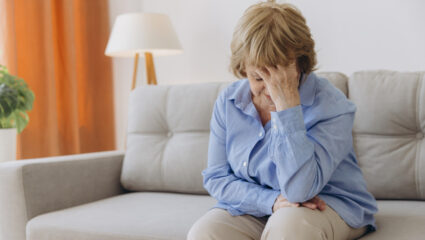 Mevrouw heeft te maken met pesten.