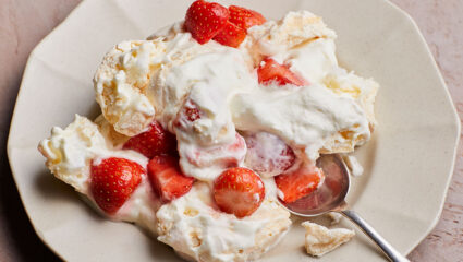 Een Eton mess met aardbeien van Jacques Hermus.