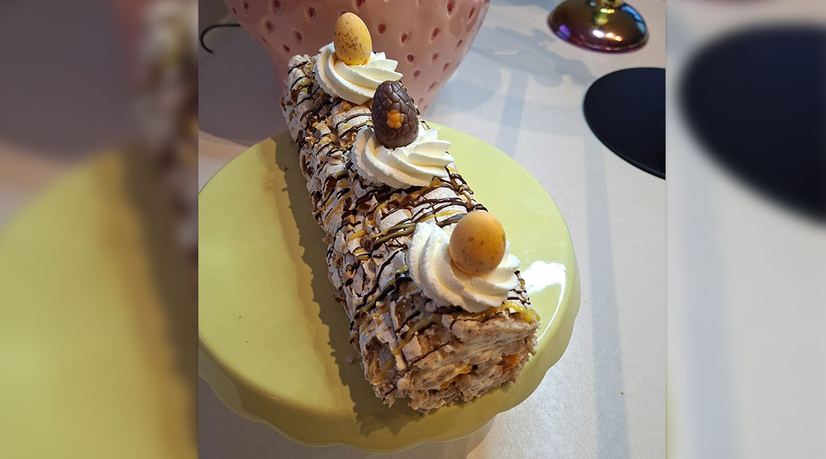 Een opgerolde schuimtaart met advocaat en paaseitjes.