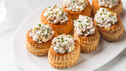 Ragoutbakjes gevuld met vispasteitjes.