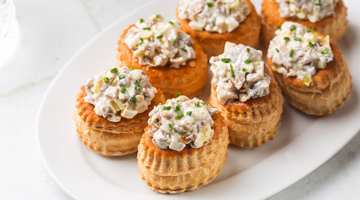 Ragoutbakjes gevuld met vispasteitjes.