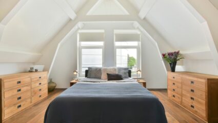 slaapkamer met schuine wanden