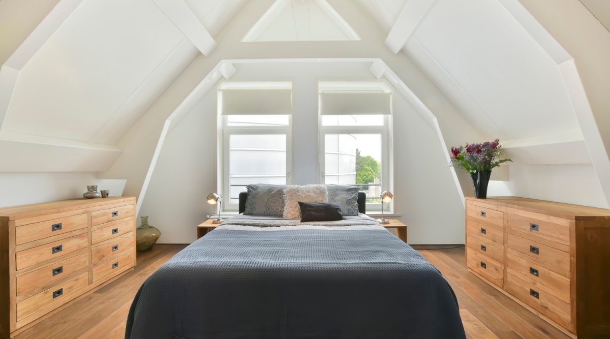 slaapkamer met schuine wanden