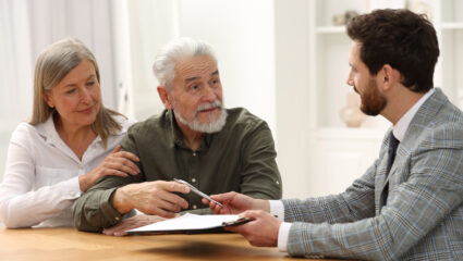 Een echtpaar overlegt met de notaris.