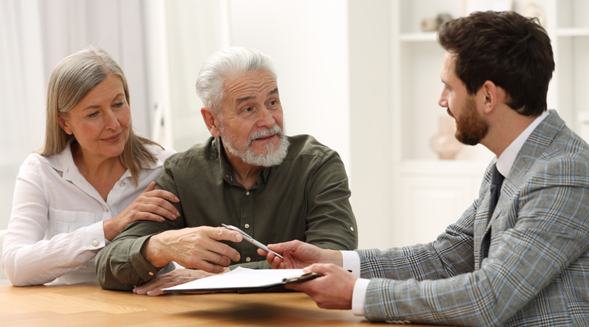 Een echtpaar overlegt met de notaris.