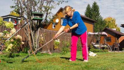 Vrouw wie het tuinieren zwaar valt