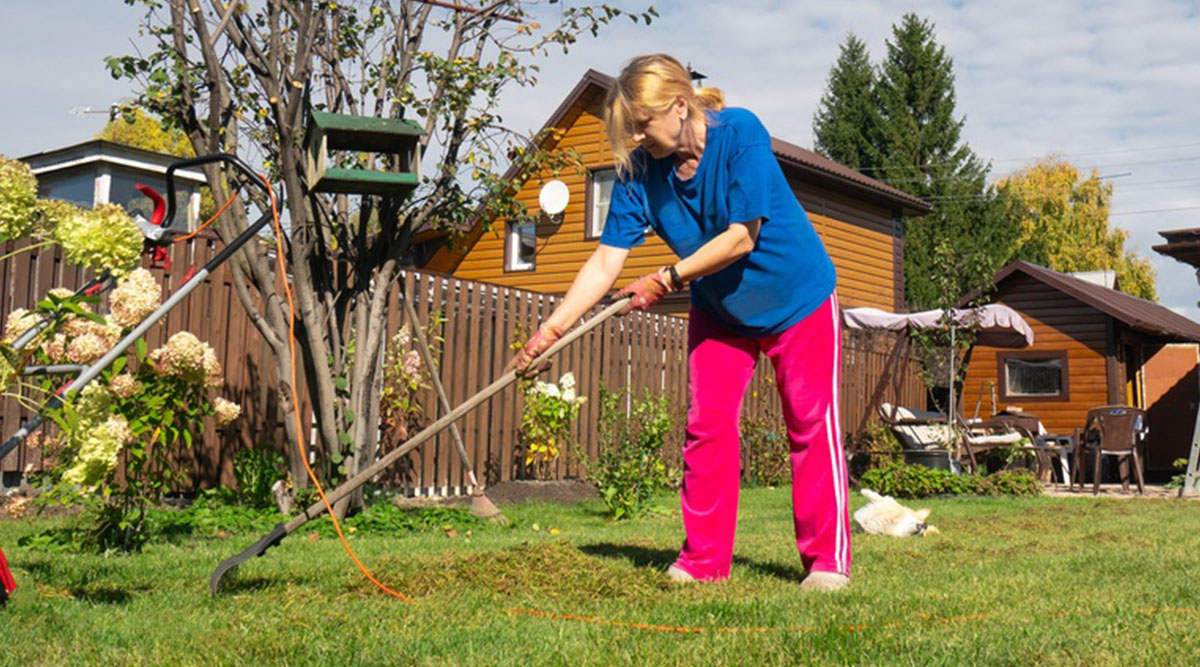 Vrouw wie het tuinieren zwaar valt