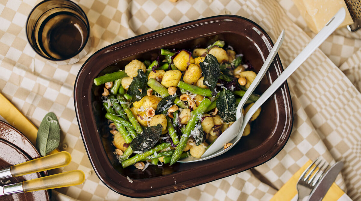 Gebakken gnocchi met salie-botersaus & groene asperges