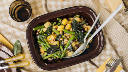 Gebakken gnocchi met salie-botersaus & groene asperges