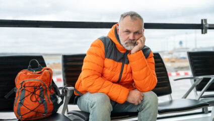 Man is boos tijdens vertraging voor vakantie.