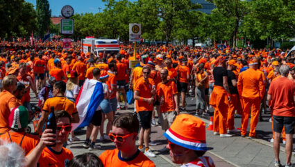 Puzzel: maak de Oranje supporters compleet.