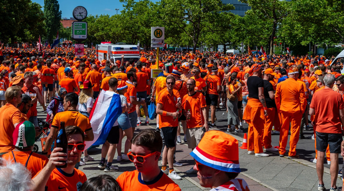 Puzzel: maak de Oranje supporters compleet.