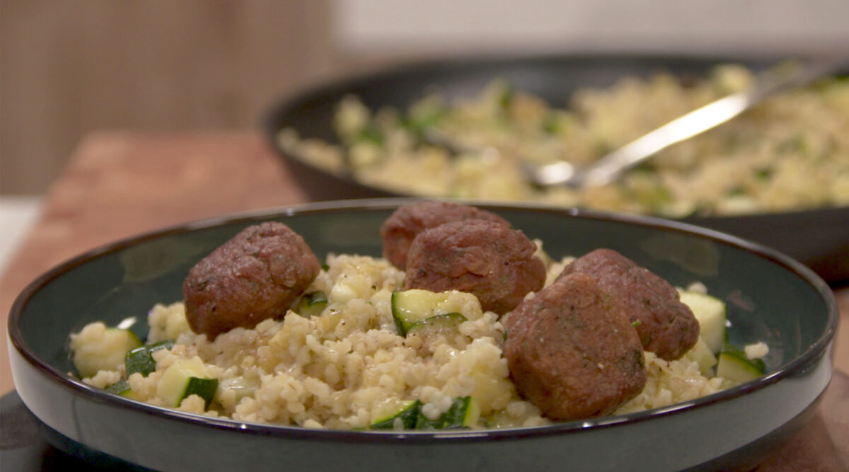 Kook mee met MAX: tonijnballetjes met bulgur en courgette