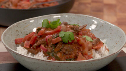 Kook mee met MAX: West-Afrikaanse pindastoof met rundvlees, paprika en snijbiet