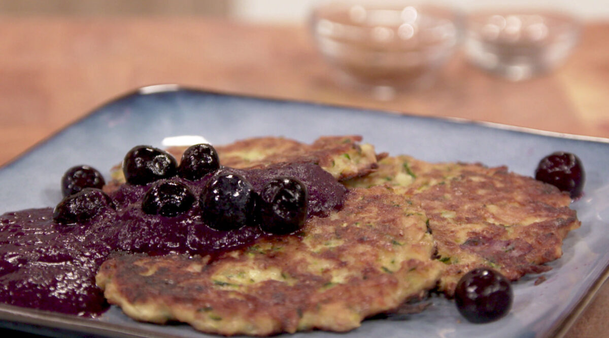 Kook mee met MAX: courgette-pannenkoekjes met blauwe bessensaus