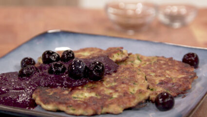 Kook mee met MAX: courgette-pannenkoekjes met blauwe bessensaus
