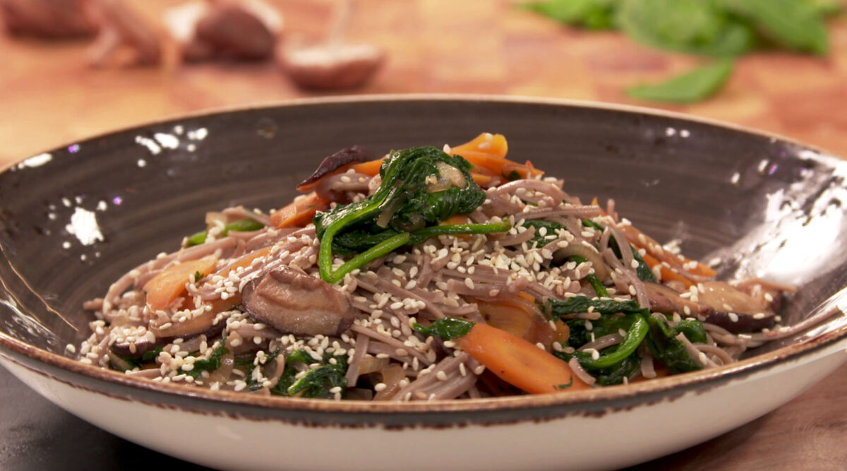 Kook mee met MAX: Koreaanse roerbak met zoete aardappelnoedels en spinazie (japchae)