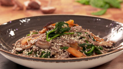 Kook mee met MAX: Koreaanse roerbak met zoete aardappelnoedels en spinazie (japchae)