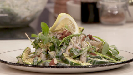 Kook mee met MAX: lentepasta met courgette, erwt en za’atar