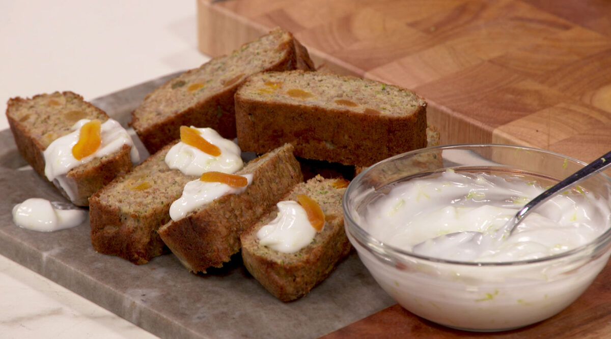 Kook mee met MAX: ontbijtcake met courgette en limoen-kokosyoghurt