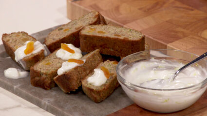 Kook mee met MAX: ontbijtcake met courgette en limoen-kokosyoghurt