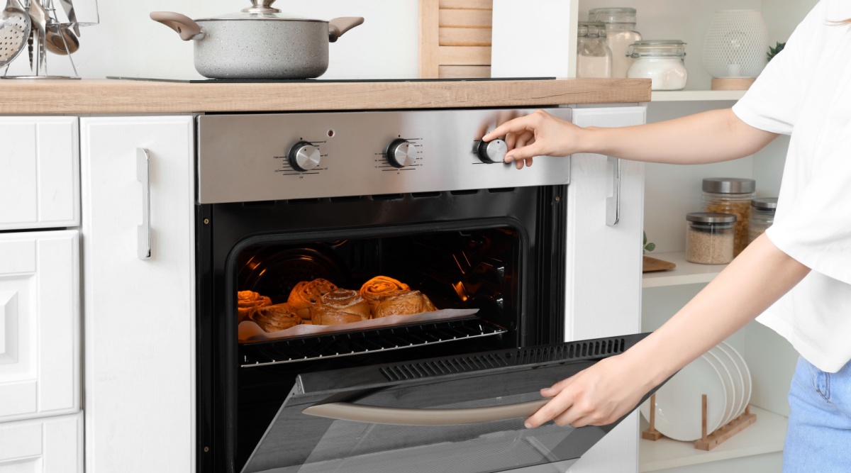 Keuken met broodje in de oven en overdeur open