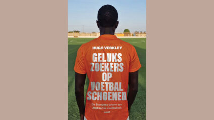 De omslag van het boek Gelukszoekers op voetbalschoenen van Hugo Verkley.