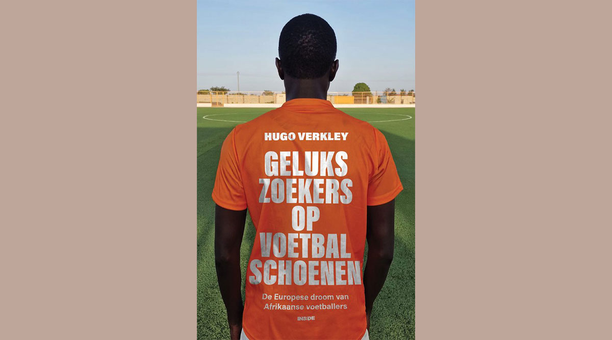 De omslag van het boek Gelukszoekers op voetbalschoenen van Hugo Verkley.