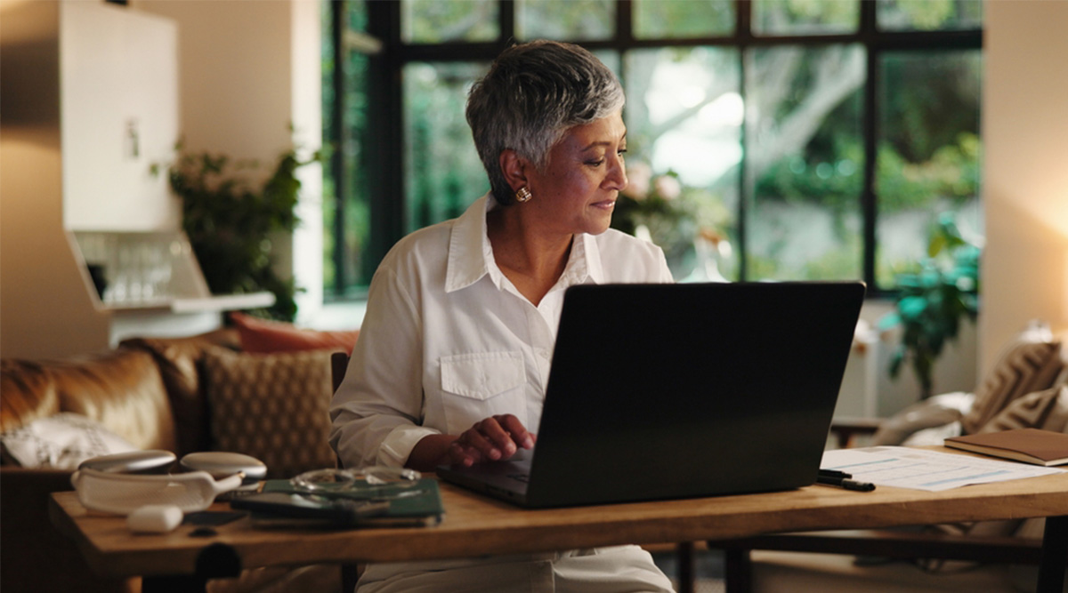 Mevrouw achter de computer stelt een digitaal noodpakket samen.