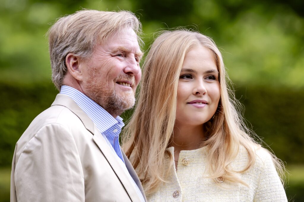 Koning Willem-Alexander met prinses Amalia tijdens de fotosessie van zomer 2026