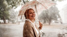 Mevrouw beschermt kapsel tegen de regen.