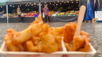 Portie kibbeling op de markt