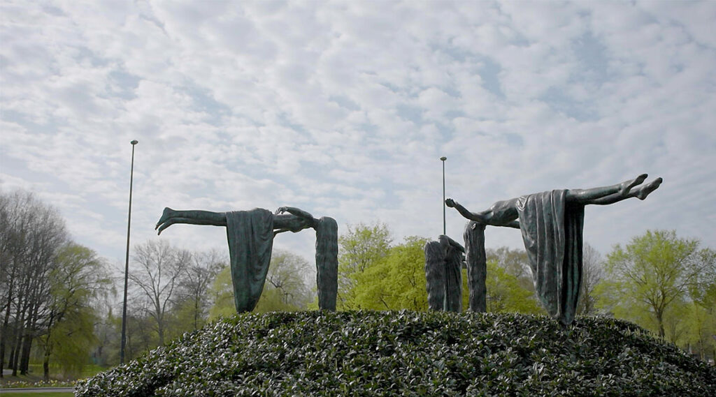 Kunst in het Wild: Three Floating Figures in Apeldoorn.