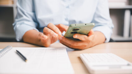 Iemand is bezig met storneren op de telefoon.