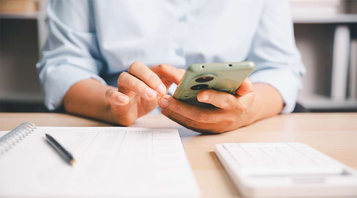 Iemand is bezig met storneren op de telefoon.