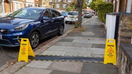 Een elektrische auto opladen over de stoep